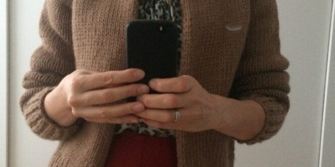 LOTILDA-Bomber-Strickjacke-vor-Spiegel-mit-rotem-Rock-nah-2