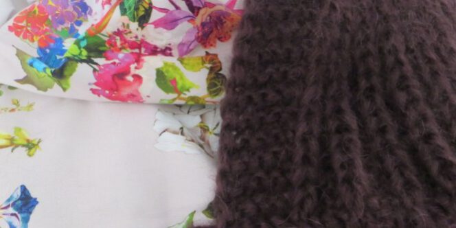 LOTILDA-Kurze-Mohair-Strickjacke-mit-Passe-auf-geblümtem-Stoff