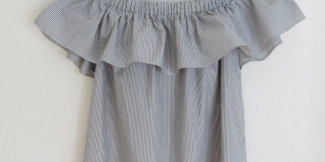 LOTILDA-Offshoulderkleid-Volant-hängend-nah