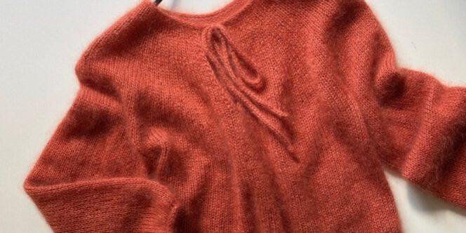 LOTILDA-Strickanleitung-MAYA-Bluse-liegend LOTILDA Strickanleitung MAYA Bluse