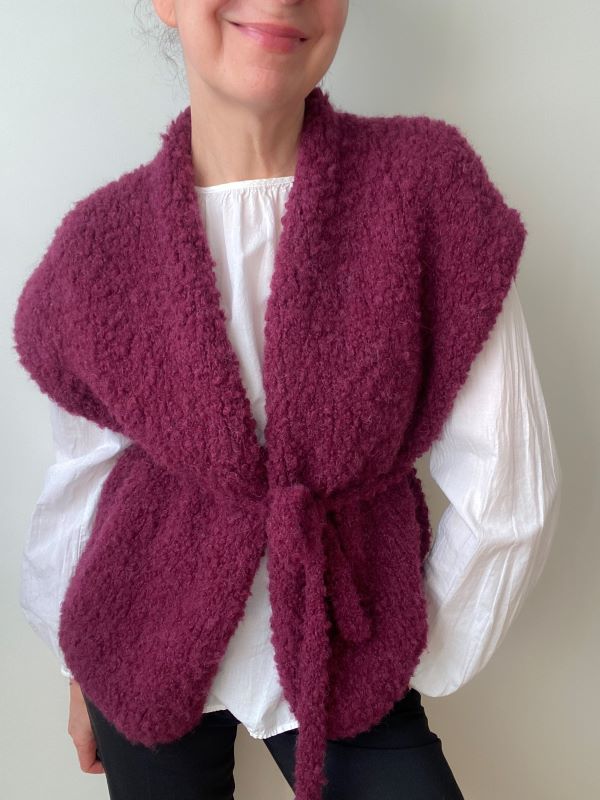 Strickanleitung für die Fluffy MARTA Vest - Feminine Teddy Weste mit kleinem Schalkragen und überschnittenen Schultern (optionaler Bindegürtel)